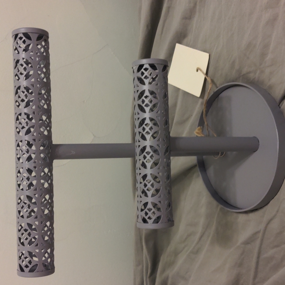 HomeGoods Gray jewelry holder. Great for necklaces and bracelets. NWT